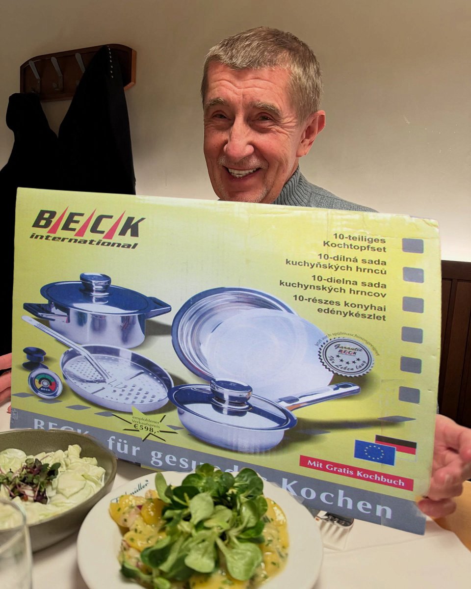 Neznámí šmejdi vylákali zmateného důchodce do Vídně na nákup hrnců. Hlídejte si ty důchodce.