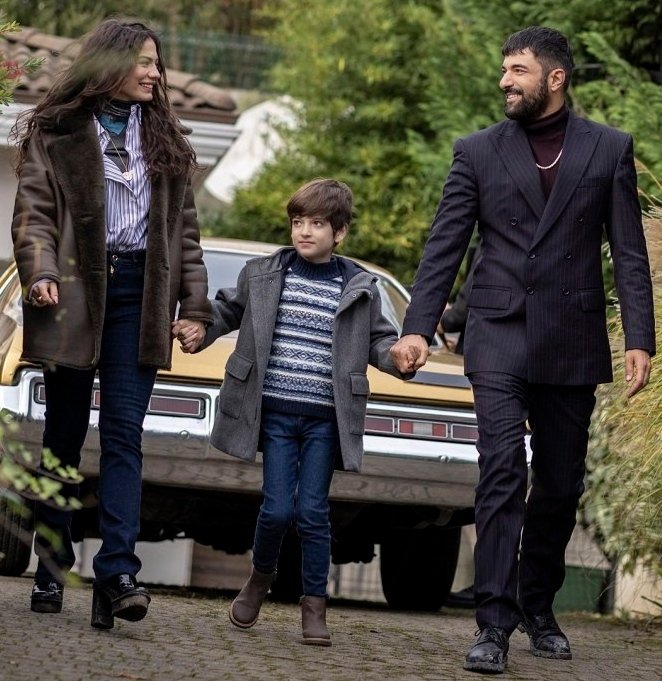 Tahir 💞 Farah y el pequeño Kerimşah 

#EnginAkyürek #TahirLekesiz #DemetÖzdemir
#RastinPaknahad 
#MiNombreEsFarah #AdımFarah