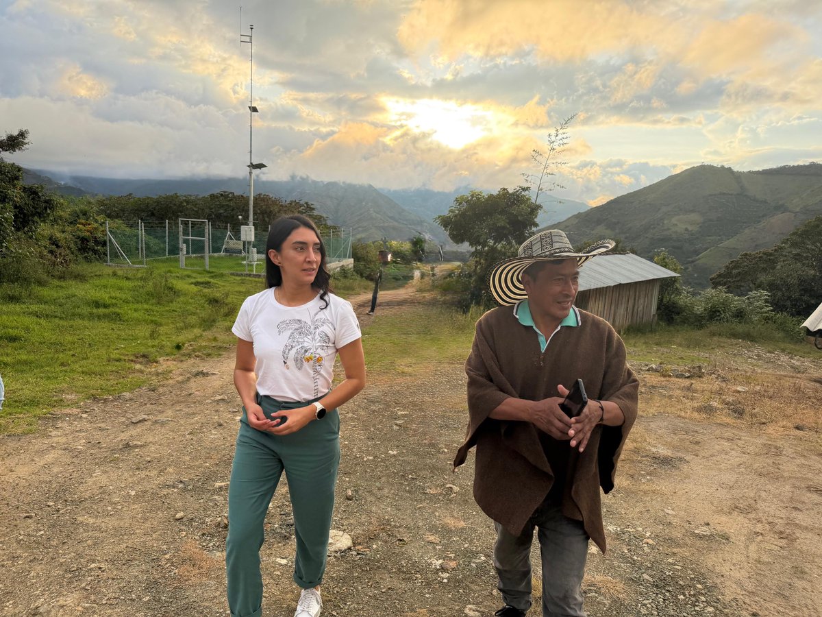 URestitucion's tweet photo. #AEstaHora en el departamento de #Nariño, municipio 📍El Tablón de Gómez, la directora territorial de la #URT, @EstefanyChecaN, llega al 🛖Resguardo Indígena Inga de Aponte, para un diálogo previo con las autoridades ancestrales, en torno a lo que será la entrega simbólica del territorio, gracias a una sentencia de #RestitucionDeTierras.