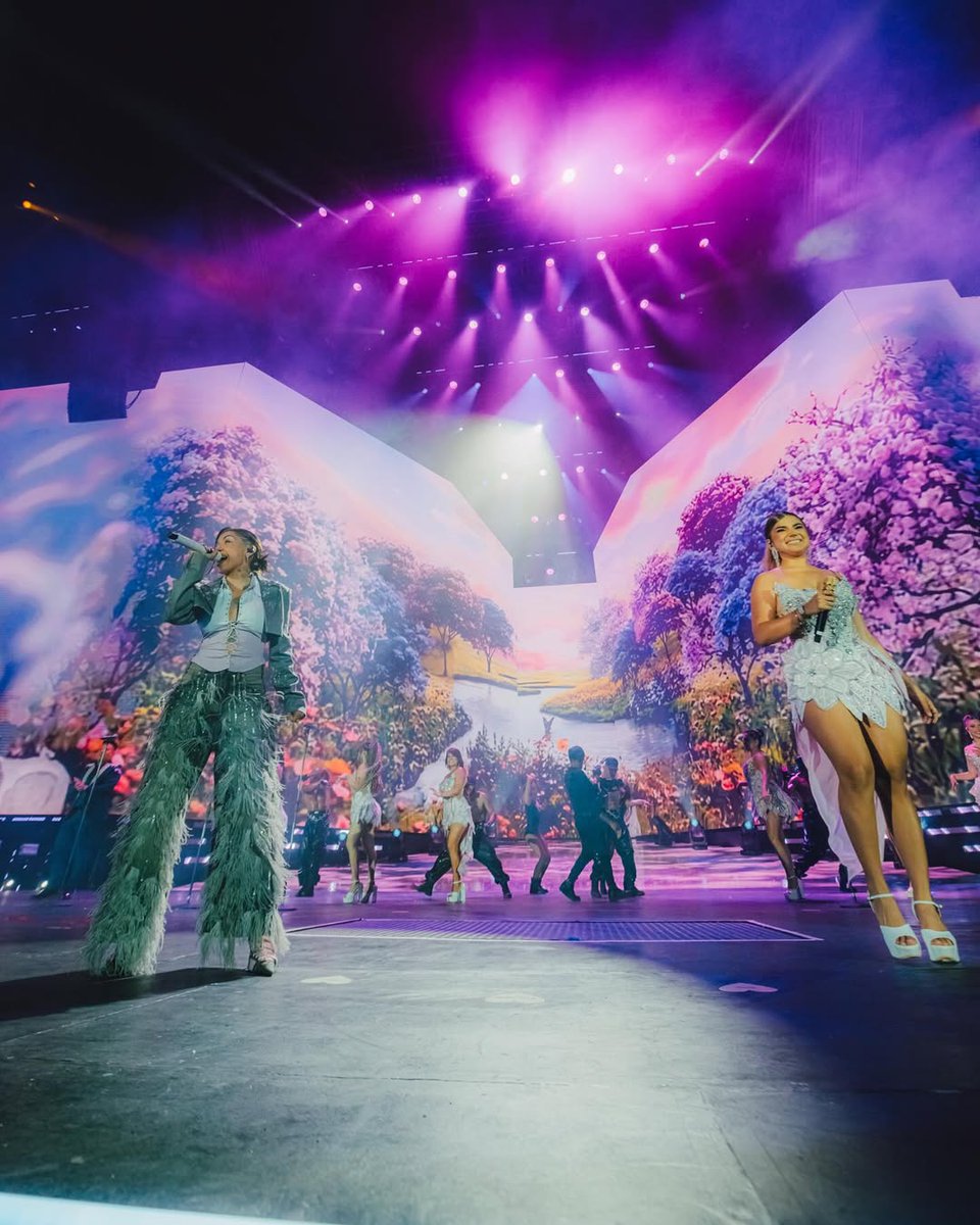 “Vamos a lanzar la versión en vivo con Corazón Serrano tal como salió del show: orgánica, con la gente de fondo en el audio, porque eso era lo que nos gustaba y también lo que le gusta y destaca a la banda. Entonces, del escenario directamente a las plataformas.” — María Becerra