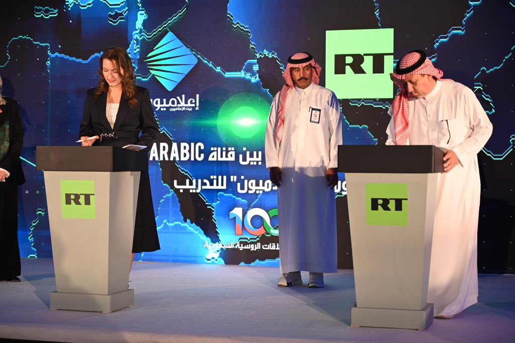 إعلاميون tweet media