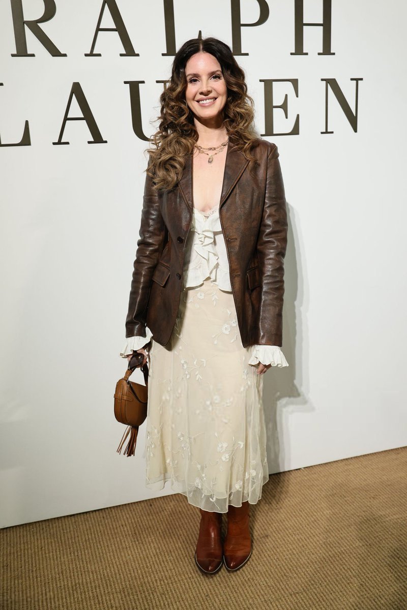 🚨CACHINHOS DOURADOS! Lana Del Rey marcou presença no desfile da Ralph Lauren.
