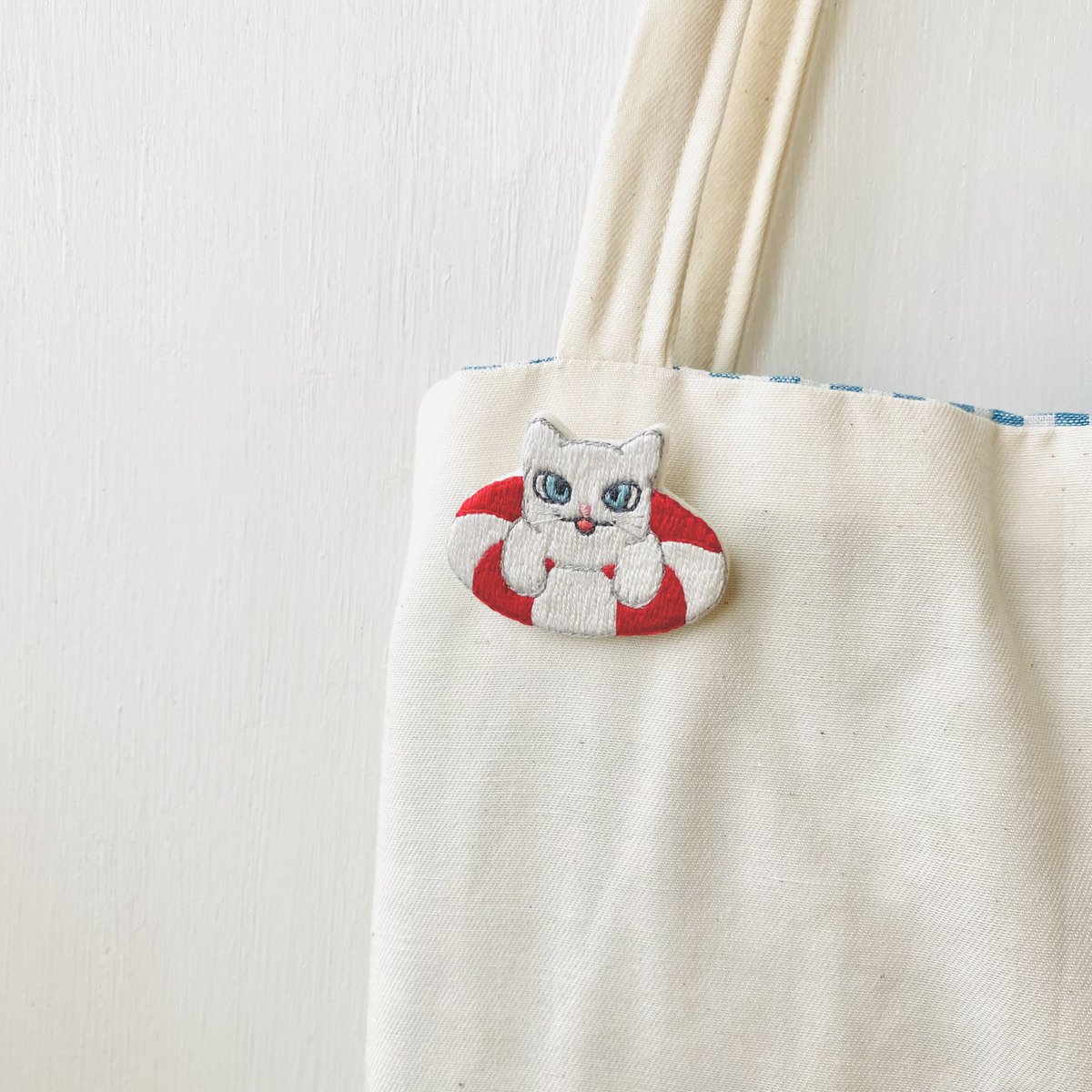 水に関係あるやつ #365DIYtheme 🛟うきわねこ刺繍ブローチ ↓minne販売