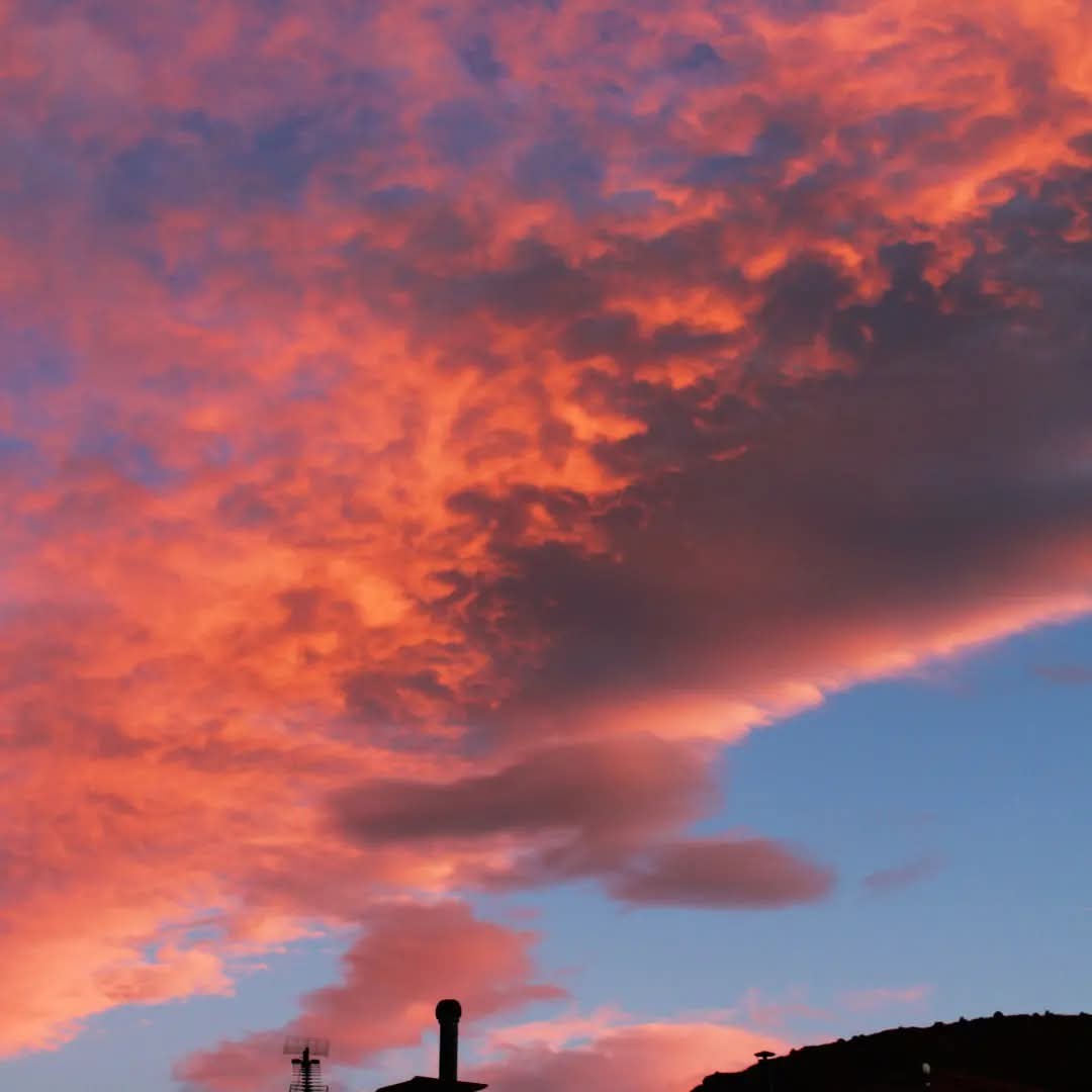 DelfinaMonfort's tweet photo. Cuando el sol está dando paso al ocaso #atardeceresmagicos #fenomenosdelanaturaleza #bajoaragon @eltiempo_atv @meteo_aragon @aquilatierratve @AragonExiste_ @AEMET_Aragon @ElCampo_ATV @meteosojuela @Produccionsn @ElTiempoes @MeteoredES @eltiempola8tv @ElTiempo_tve @ElCampo_ATV https://t.co/AD1j4I4sdR