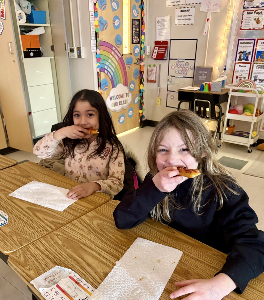 MissSterner's tweet photo. Thank you @DavidRossOrtho for the delicious pizza and gift card! 🤩🍕 @HanStElem https://t.co/VJ2CDU3Op0