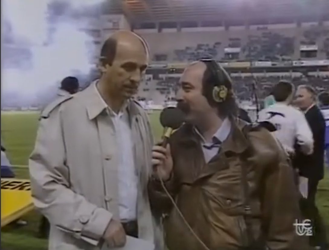 UltrasPresent's tweet image. Real Valladolid 🟣⚪️ - AS Mónaco 🇲🇨 
Cuartos de final Recopa de Europa 1990.

Vaya fotones de Ultras Violetas con todo el fondo del José Zorrilla lleno de bengalas… 🔥

(Una pena que esto actualmente no se pueda hacer… ¡VIEJOS TIEMPOS SIEMPRE FUERON MEJORES!)