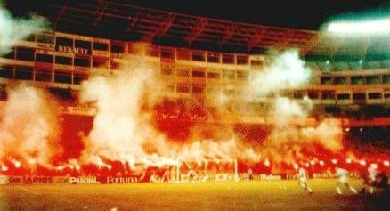 UltrasPresent's tweet image. Real Valladolid 🟣⚪️ - AS Mónaco 🇲🇨 
Cuartos de final Recopa de Europa 1990.

Vaya fotones de Ultras Violetas con todo el fondo del José Zorrilla lleno de bengalas… 🔥

(Una pena que esto actualmente no se pueda hacer… ¡VIEJOS TIEMPOS SIEMPRE FUERON MEJORES!)