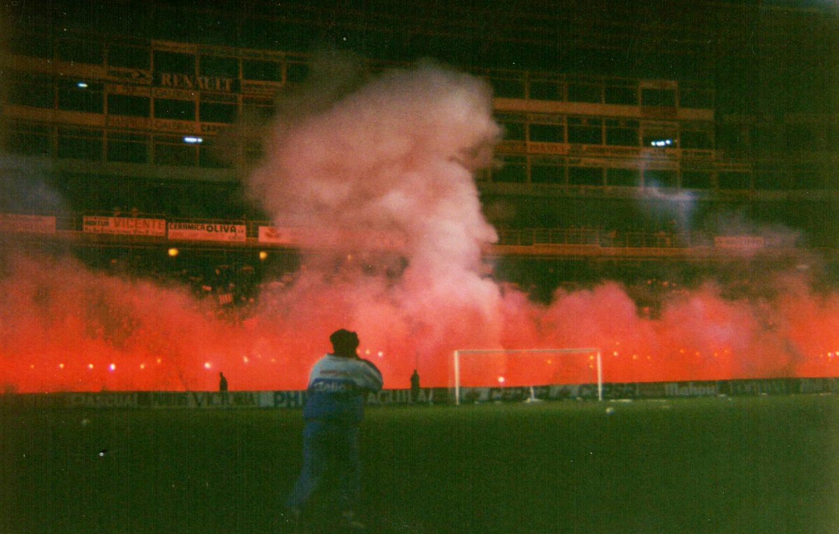 UltrasPresent's tweet image. Real Valladolid 🟣⚪️ - AS Mónaco 🇲🇨 
Cuartos de final Recopa de Europa 1990.

Vaya fotones de Ultras Violetas con todo el fondo del José Zorrilla lleno de bengalas… 🔥

(Una pena que esto actualmente no se pueda hacer… ¡VIEJOS TIEMPOS SIEMPRE FUERON MEJORES!)