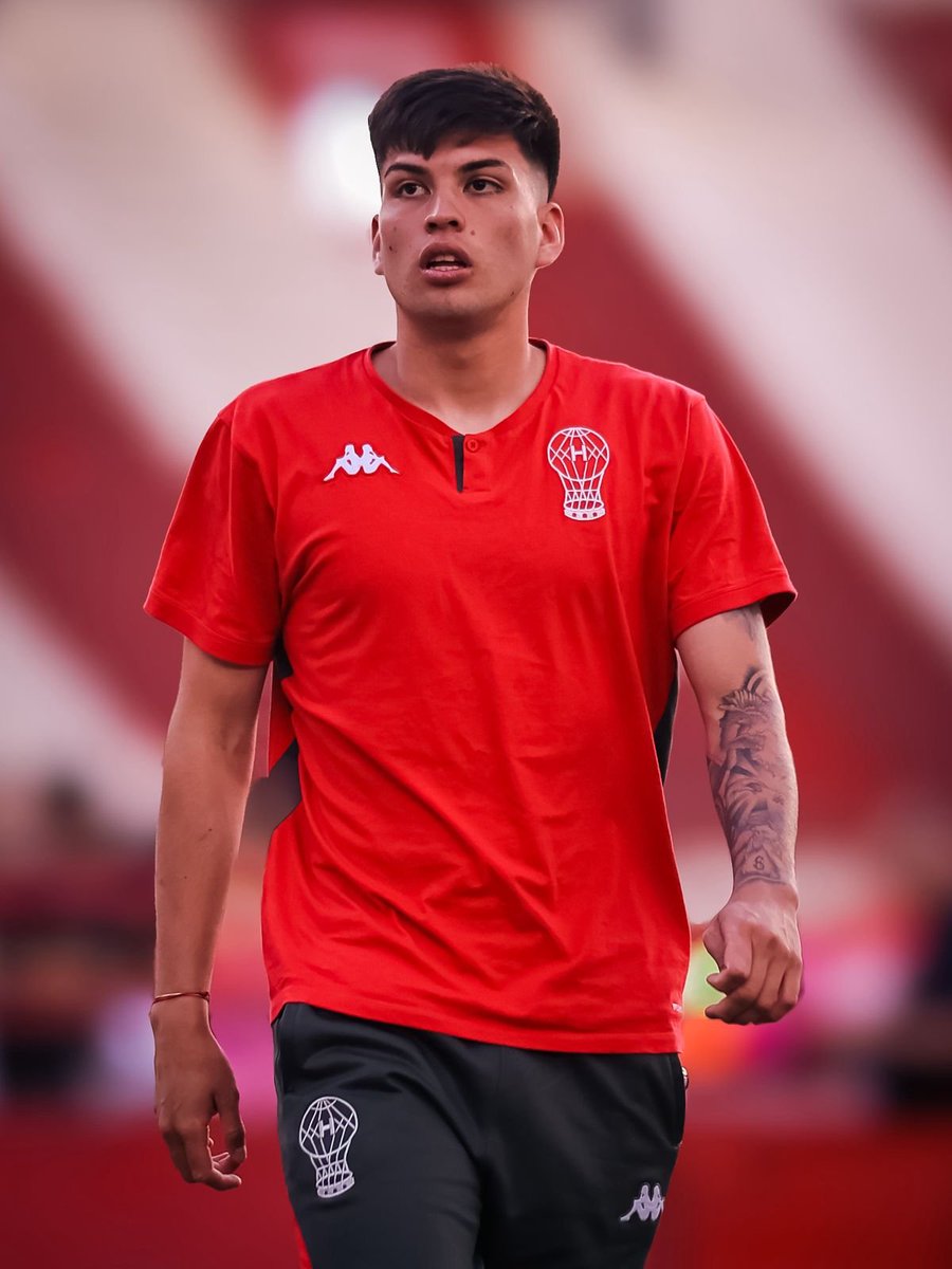 GloboToque's tweet photo. Comunicado oficial: venta de Leonel Pérez

El Club Atlético #Huracán informa que se vendió el 50% del pase del mediocampista a Gremio en 2.833.750 dólares y además se firmó un acuerdo por 3.000.000 de dólares extra en bonos por objetivos por el restante 50% de los derechos económicos.

La forma de ejecución de estos bonos es durante todo el contrato (4 temporadas) en tramos de 25% por 1.500.000 dólares, siempre y cuando el futbolistas cumpla con el 60% de los partidos jugados anualmente. La suma máxima de cobro es de 3.000.000 de dólares.

Además, Gremio tiene dos opciones de compra por las temporadas 2026 y 2027, cada una por un 25% de los derechos económicos en la suma de 1.500.000 dólares. La suma máxima por las dos opciones es de 3.000.000 de dólares.

En caso de que no se ejecuten los bonos ni las opciones, Huracán recibirá el 50% de cualquier venta o préstamo del jugador. 

Te deseamos muchos éxitos en tu carrera, Leo.
@CAHuracan
