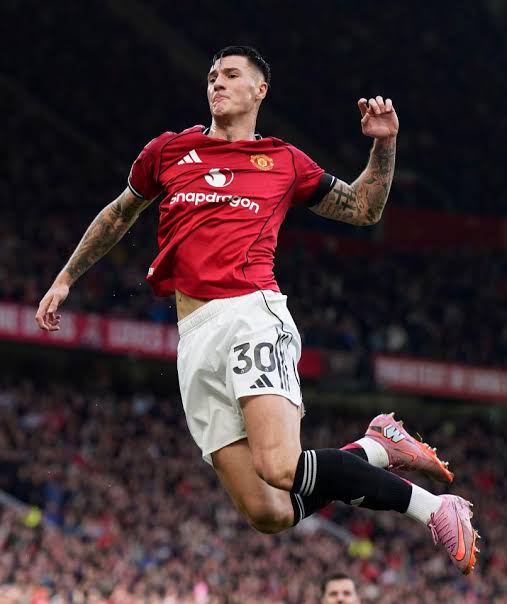 A destacar de este gran momento del Manchester United de Michael Carrick ? El bestial momento de Benjamin Sesko.

5 goles en los últimos 6 partidos. A veces se lo ve medio tosco en algún movimiento, pero si puede romperte el arco, lo hace.

Por algo se lo trajo. Bien ⚽⚽⚽⚽⚽