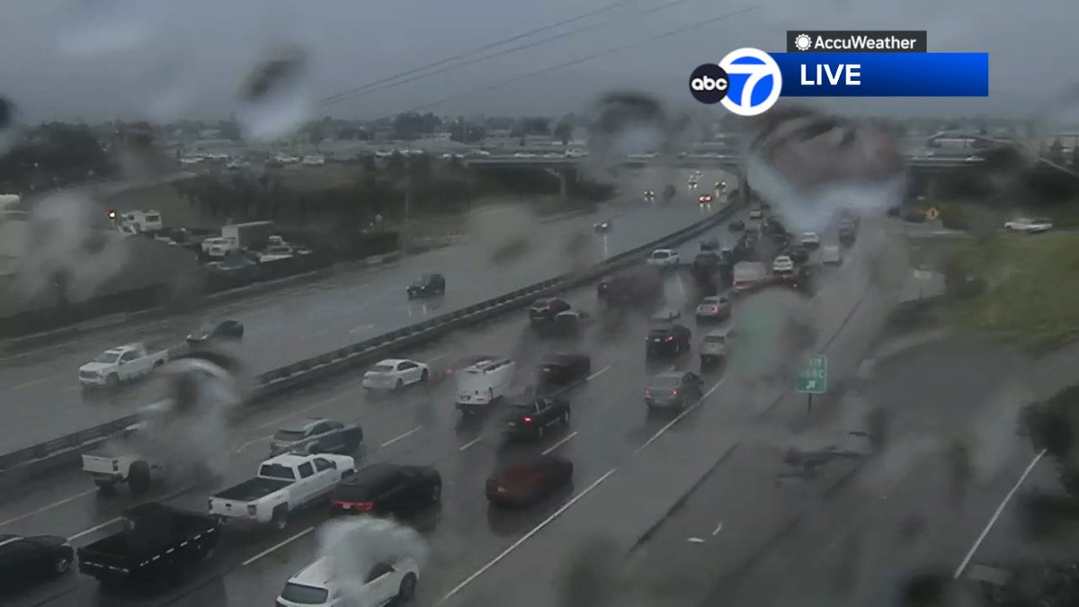 SandhyaABC7's tweet image. Hello rain!  Nice to see you again!  Expect brief downpours at times &amp;amp; a chance of thunder today-tomorrow.  PM commute could be slow-going today.  Drive safely!  #ABC7now #SanJose #BayArea #CAwx