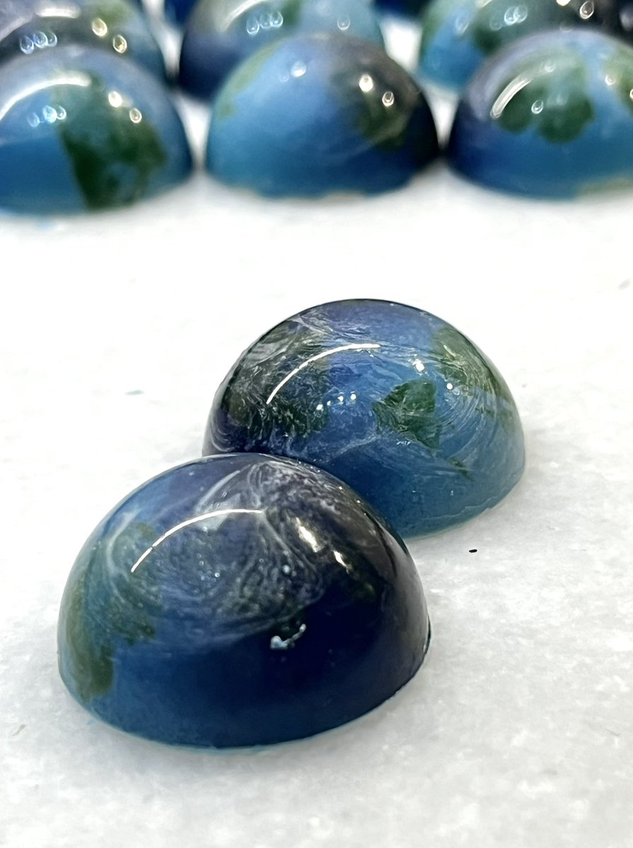 Por aquí  seguimos!   😌