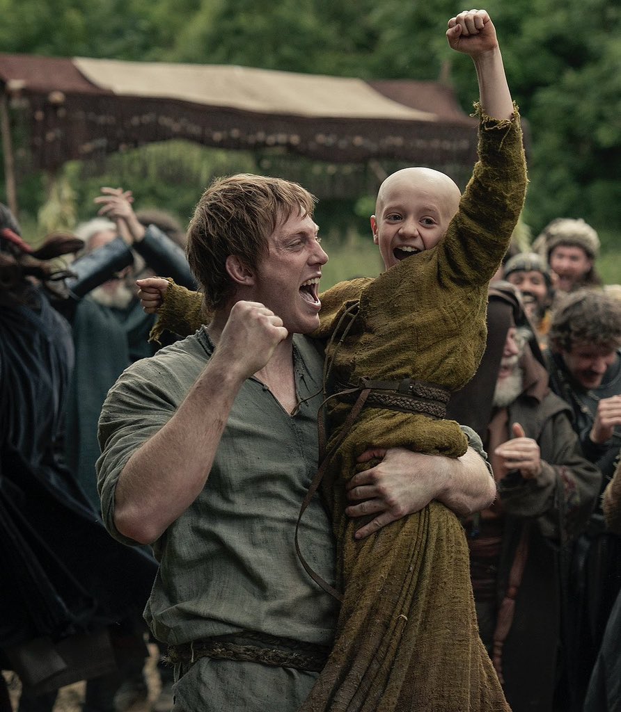 KingTargaryenn's tweet image. Ira Parker confirma que George le dio 12 nuevas historias que puede que adapten si HBO da el visto bueno para futuras temporadas de ‘El Caballero de los Siete Reinos’.

Esto confirma que George está más cómodo y disfruta más escribiendo nuevos cuentos de Dunk y Egg, que…