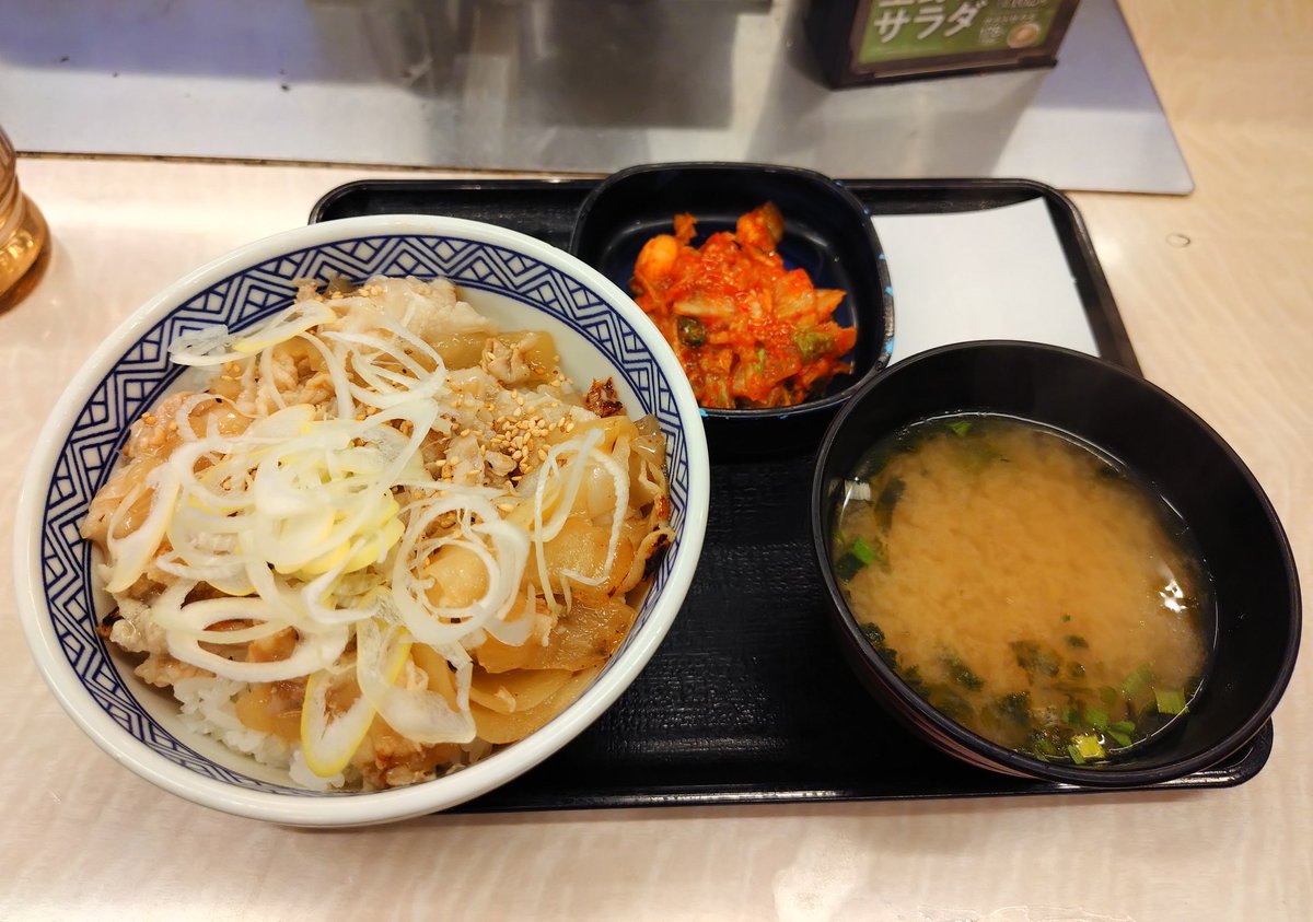 blanco1945's tweet photo. 吉野家　ねぎ塩豚丼
朝食べるにはヘヴィー&amp;味が濃い。追加注文のキムチに救われた。 https://t.co/VNAdFPukDm