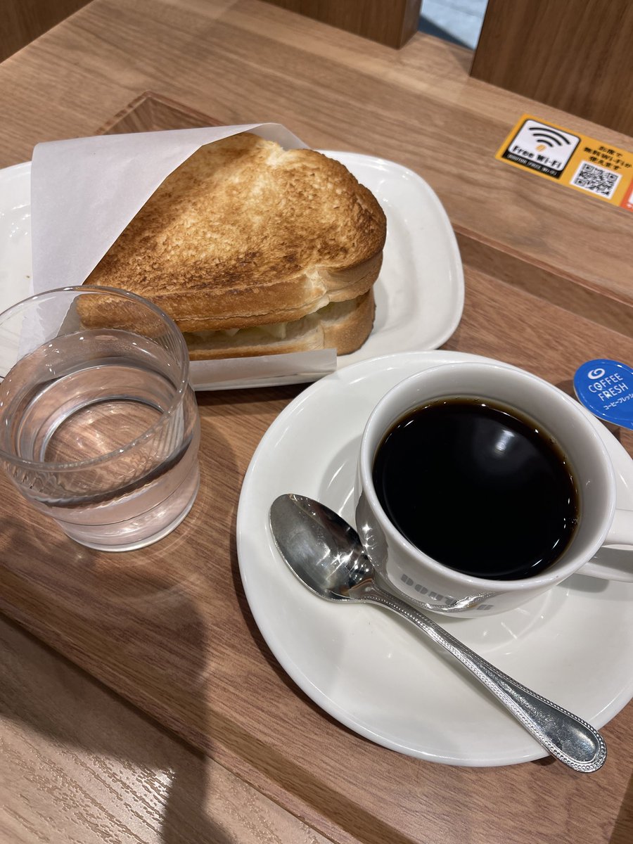 itisme_ic's tweet photo. 休日出勤だから奮発してモーニング☕️🍞とってもお得じゃん！と感じた！ https://t.co/lq7zeG4ANg