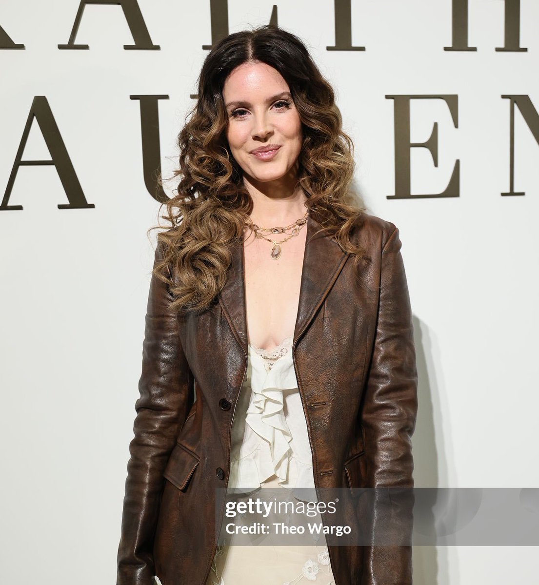 ela já está com a estética do álbum