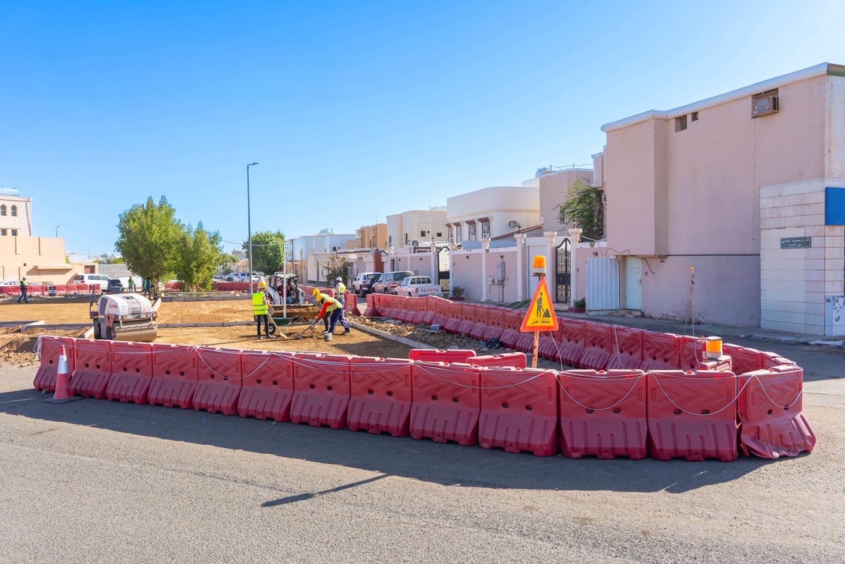 •  مشاريع
•  حي الزهرة 📍

نعمل على تهيئة وتجهيز الأرصفة 🚜
تشمل أعمال تسوية الموقع وتحسين طبقات التأسيس تمهيدًا لاستكمال مراحل التنفيذ ☑️

🔺 لرفع كفاءة الحركة
🔻 وتحسين المشهد الحضري داخل الحي

📸 | #حائل_الأجمل • #أمانة_منطقة_حائل