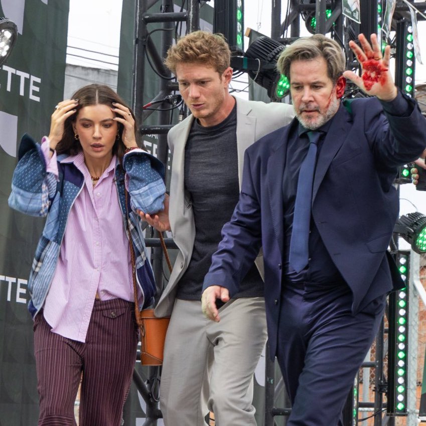 llaaaaalisa's tweet image. Ain mentira que a Lorena vai se preocupar tanto com o Ferette que no meio do tiro vai correr toda preocupada pra ajudar o pai??? #TrêsGraças