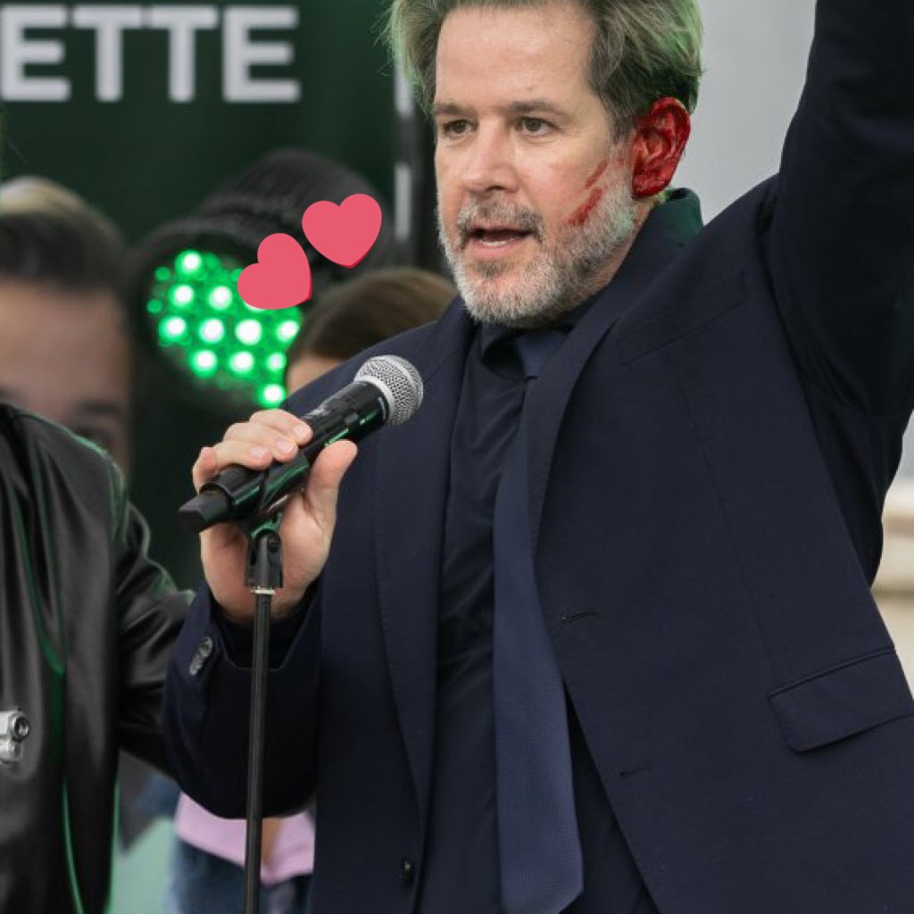 llaaaaalisa's tweet image. Ain mentira que a Lorena vai se preocupar tanto com o Ferette que no meio do tiro vai correr toda preocupada pra ajudar o pai??? #TrêsGraças