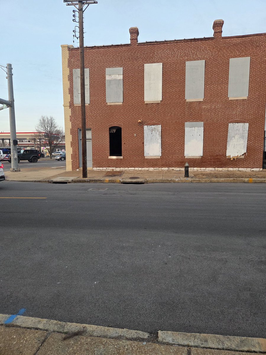 Vacant building at NE corner of Gravois and Sidney is unsecured <a href="/stlcsb/">Citizens' Svc Bureau</a>