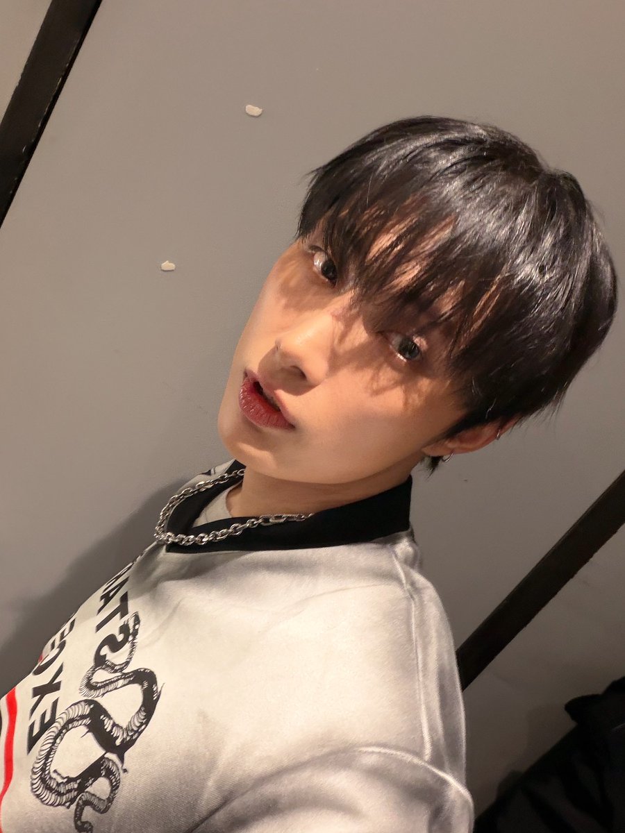 [#OX]

Paris!!! 
투어의 시작을 paris에서 포애기들과 함께 할 수 있어서 최고였어요👍
또 보자!!😊

#OMEGA_X #오메가엑스
#재한 #JAEHAN