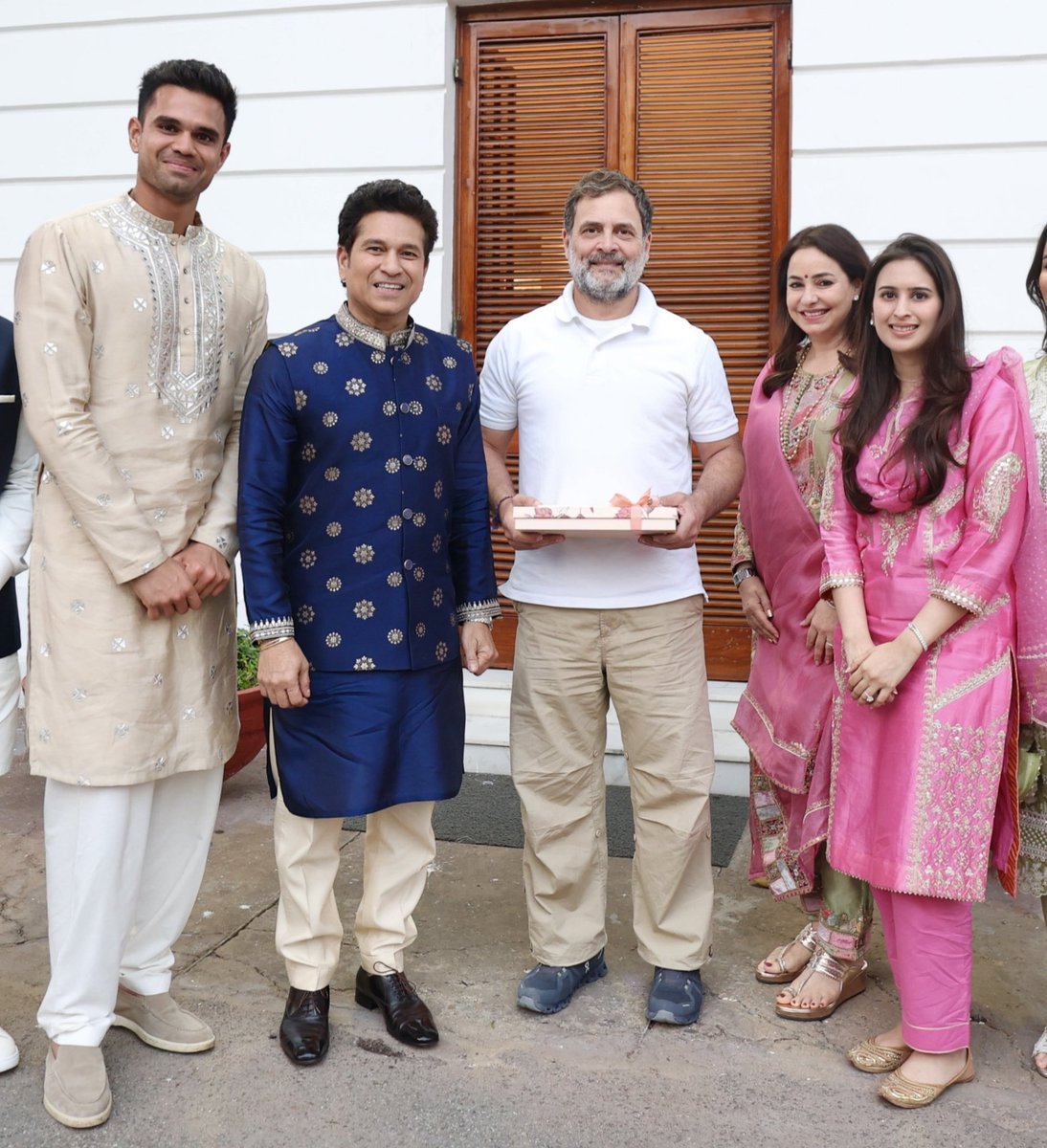 सचिन तेंदुलकर जी ने सबसे पहले राहुल गांधी को शादी का निमंत्रण दिया शाय़द इनको भी NON - BIOLOGICAL  महामानव 😅 के कारनामे देखकर हवा को भाप लिया है इसलिए तो क्रिकेट की दुनिया में इनको भगवान बोलते हैं