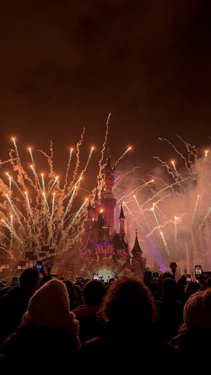 _theNoura's tweet photo. Lost in the happiest place on the earth!💕 https://t.co/vybc20QnsY