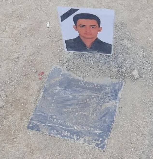 جاویدنام #ابوالفضل_تک_پازوکی همکلاسی ما بود. اینقدر غریب کشته شد و تو سکوت دفن شد که ما تازه دیروز بعد از یکماه متوجه شهادتش شدیم. ۱۸ دی با شلیک مستقیم مامورای ج.ا تو تهران کشته شده و هیچ‌جا اسم و هشتگ اسمش پخش نشده.
ممنون می‌شم اگر امکانش رو دارید، اجازه بدید اسمش شنیده بشه.