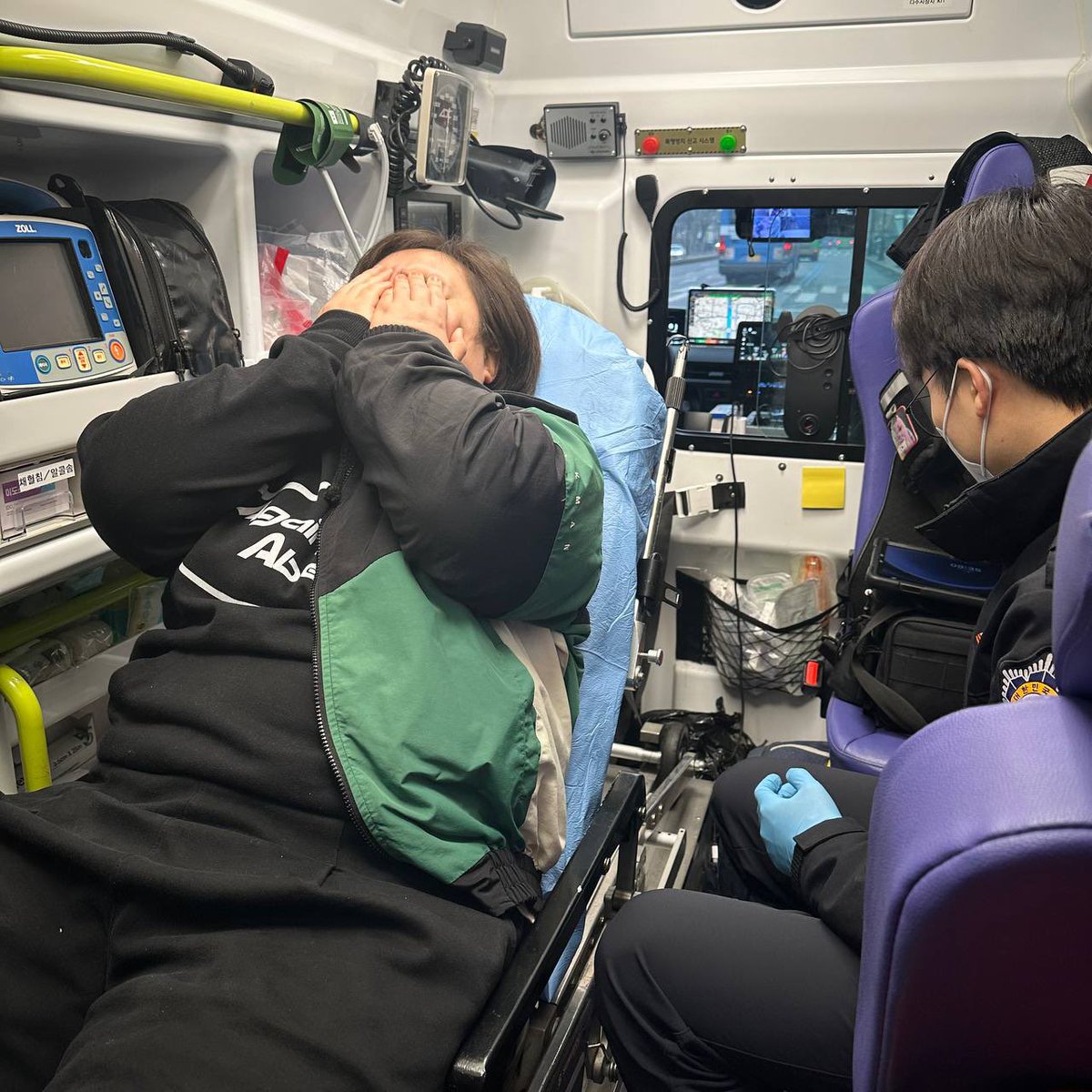 오늘 서울교통공사의 폭력적인 강제퇴거로 시민이 부상을 당했습니다. 

한명은 부상 정도가 심해 119 응급호송을 불렀습니다. 그러나 서울교통공사는 해당 시민에 대한 응급지원은 고사하고 경범죄로 고소했습니다. 

참여한 시민 대부분이 단지 혜화역에서 선전전할 뿐임에도 폭력 진압으로 부상을