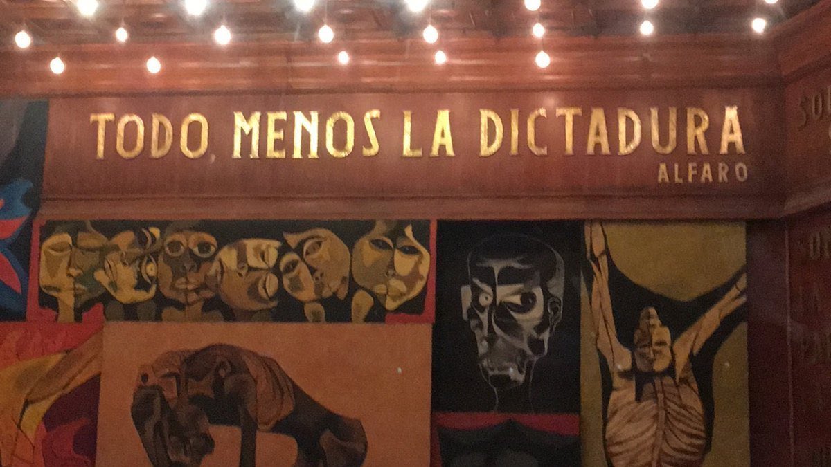 Paulcoellosegar's tweet image. Este mural está dentro de la asamblea

En democracia caben todas las ideas, menos el autoritarismo.
El mensaje es una defensa frontal de:
•la libertad política
•el pluralismo
•y el rechazo absoluto a cualquier forma de dictadura o poder concentrado.