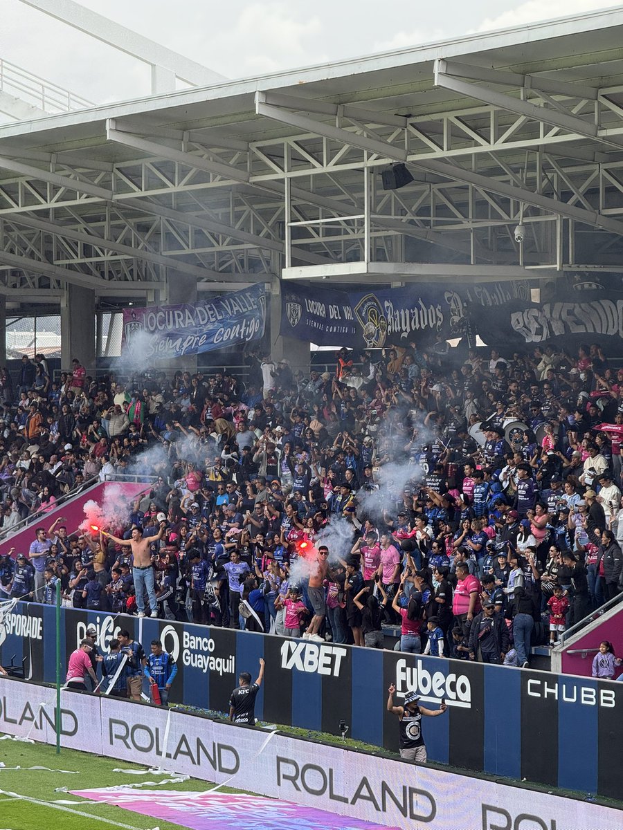 Pero muestra en el estadio pues gilaza no solo en la puerta 😂😂😂😂