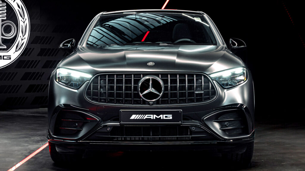 ovrdrive4's tweet photo. NEW: Mercedes-AMG GLC 53! 🏎️🔥
⚙️ AMG-tuned 3.0L inline-6 with hybrid assist.
🛞 AMG Performance 4MATIC+ AWD with Drift Mode onboard.
💪 Electrified turbo tech for sharper response &amp; power delivery. 
🎯 Sporty SUV that drives like a proper AMG.
#AMG #GLC53 #CarNews https://t.co/oePCIyrw3S