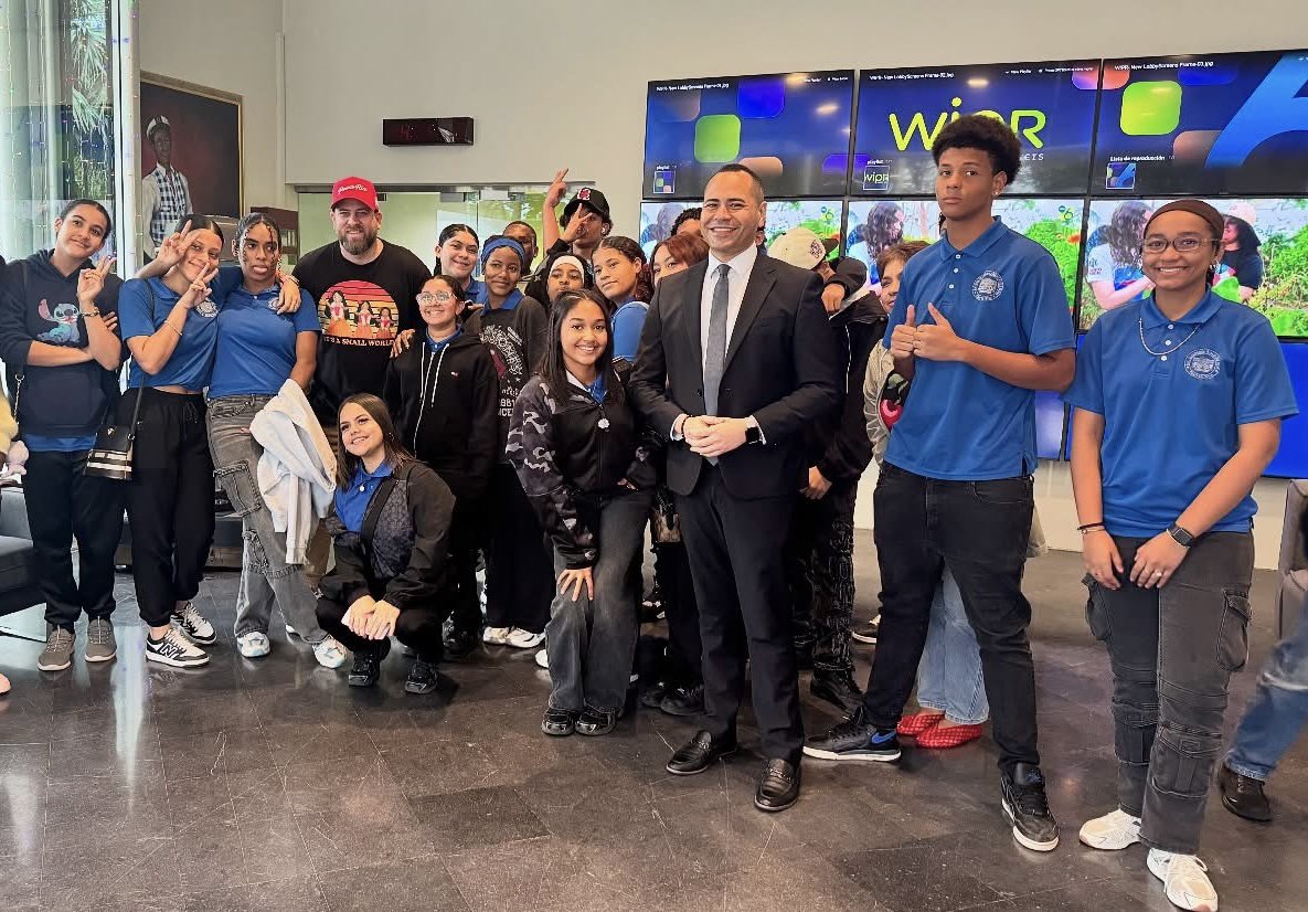 Hoy recibimos a estudiantes de la Escuela Secundaria Ramón Vilá Mayo.

Durante el recorrido por los estudios de televisión y radio pudieron ver cómo se integran todos los departamentos para educar, informar y promover nuestra cultura. En WIPR siempre tendrán las puertas abiertas.