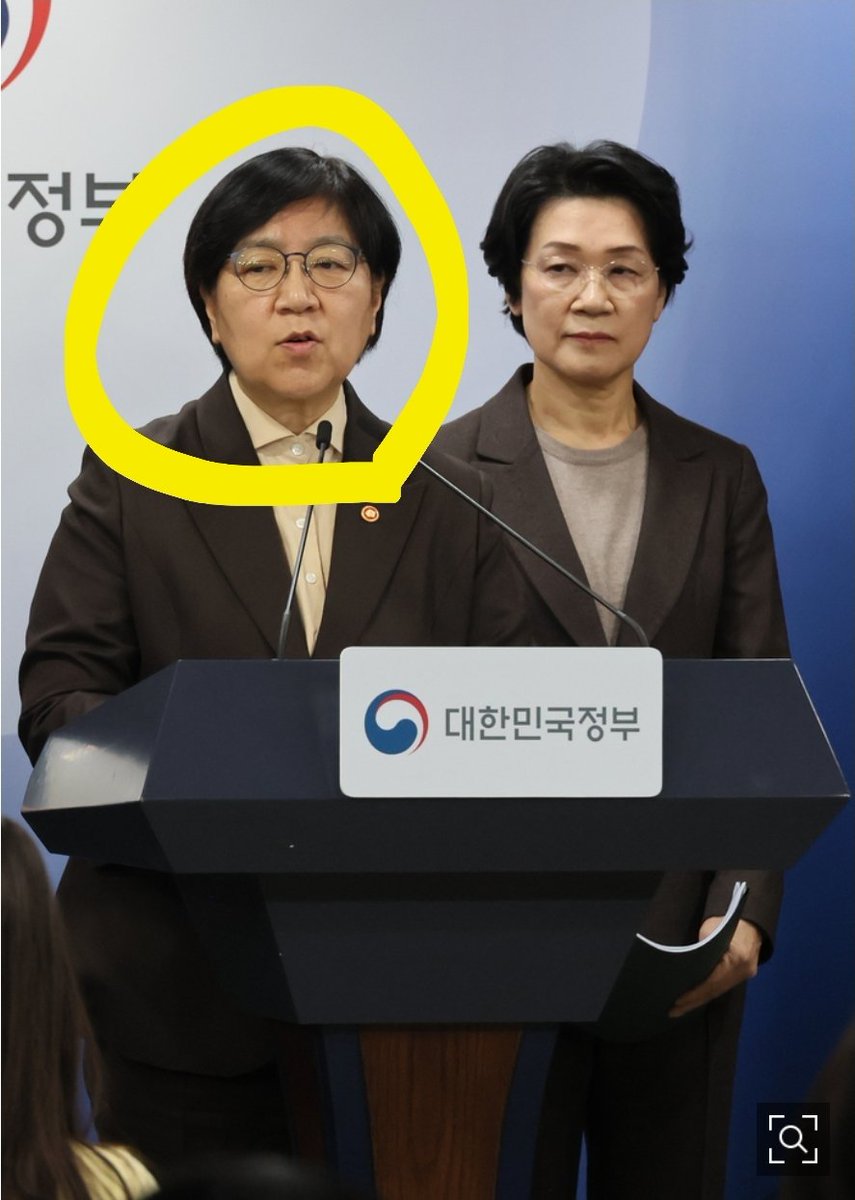 분노) 코로나 수괴
수백명을 백신으로 죽이고 사과 하나 없는 역겨운 아줌마가 아직도 장관을 처 하는게...  이 나라는 비정상