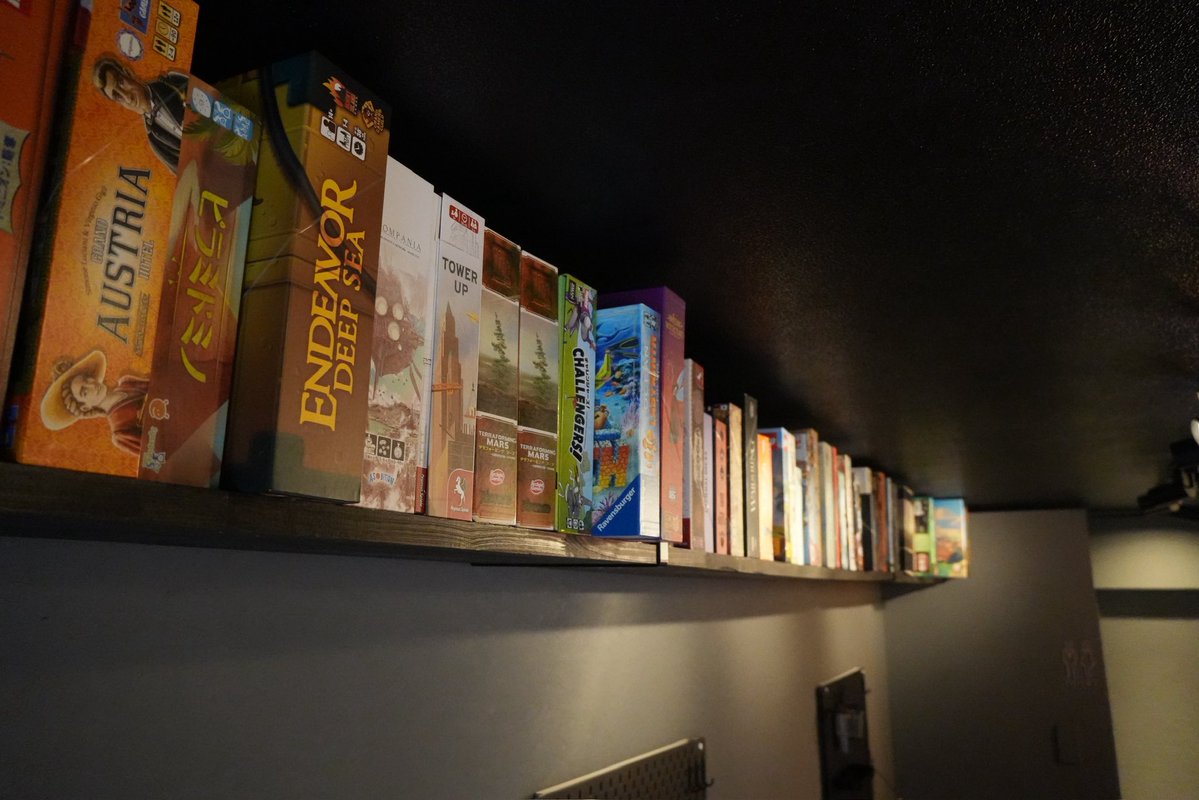 ボードゲームカフェを始めて、気づけば 7ヶ月。
この間に、だいたい 200個くらいのゲームを買いました🎲

先日のエバーデールの投稿では、
たくさんのあたたかい意見をいただき、本当にありがとうございます。

やっぱり思うんです。
ボードゲームのことは、ボードゲーマーに聞くのが一番。