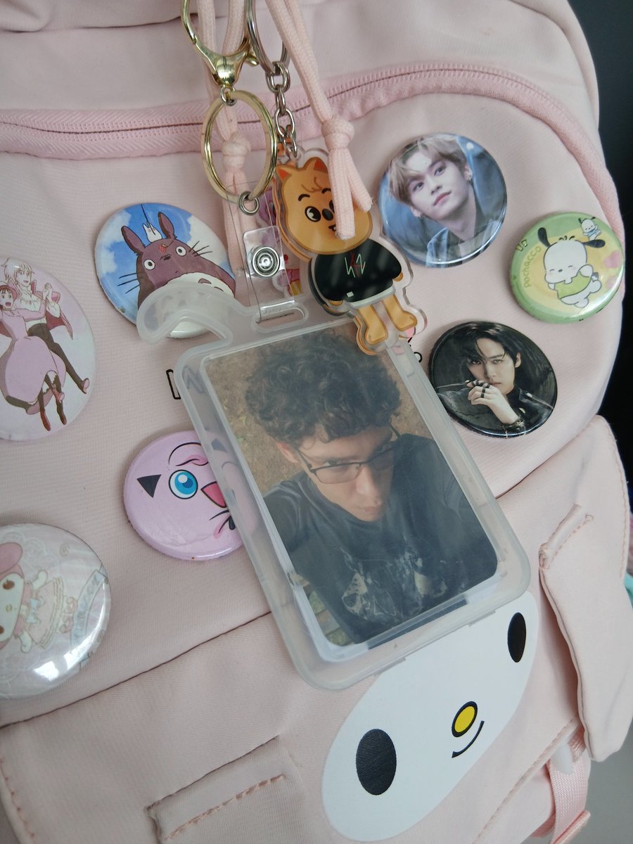 Eu ando com um Photocard do <a href="/_Daishikawa/">Daishikawa</a> na mochila eas pessoas confundem com idol 

Em dois dias 3 pessoas vieram me perguntar quem era 😓 O vergonha q eu tô passando (plmns o divo sempre anda cmg independente doq aconteça 🙏)