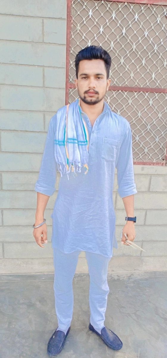 क़ाबिलियत ख़ुद में हो तो दुनिया क़दर करती हैं 

किसी के दायें बाएं खड़े होने से किरदार ऊँचा नहीं होता। 
Good morning public 🌅