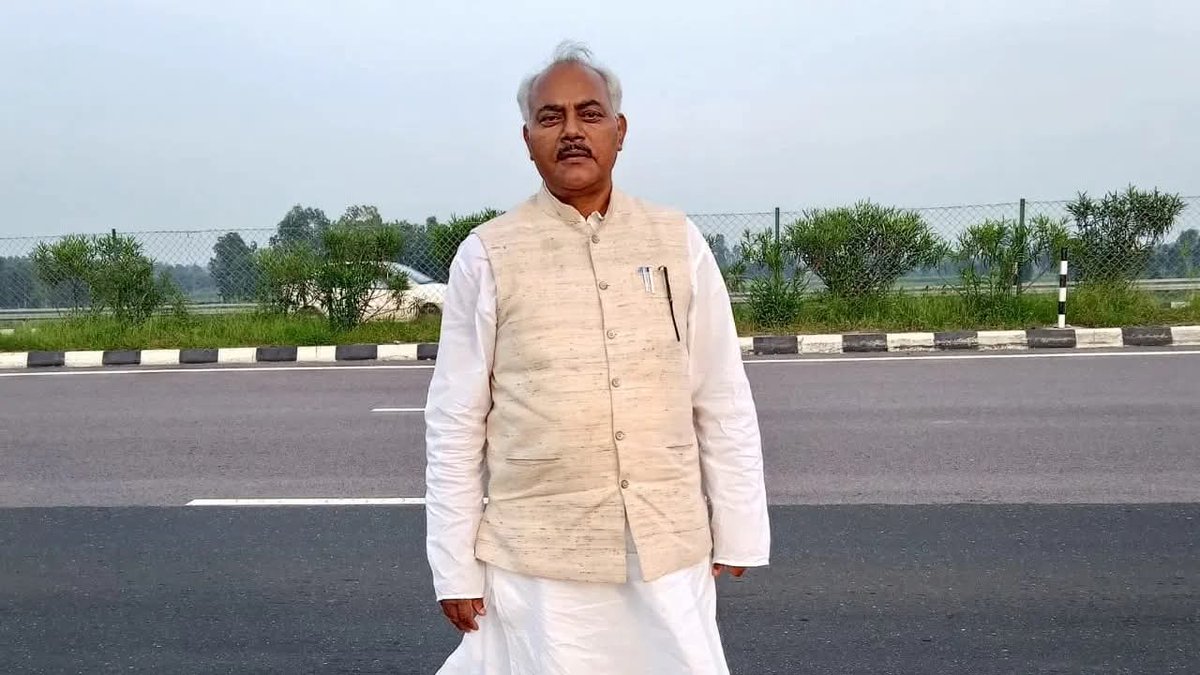 पीजीआई में 158 पदों पर असिस्टेंट प्रोफेसर की भर्ती निकली। एससी-एसटी ओबीसी को 50 फीसदी पद मिलना चाहिए था लेकिन उन्हें 72 पद मिला। अनारक्षित को 86 पद मिले आखिर ये कैसे संभव है। मतलब सीधी गड़बड़ी हुई है। 
ये बातें यूपी विधान परिषद में सपा एमएलसी लाल बिहारी यादव ने उठाया है।
<a href="/aajtak/">AajTak</a>