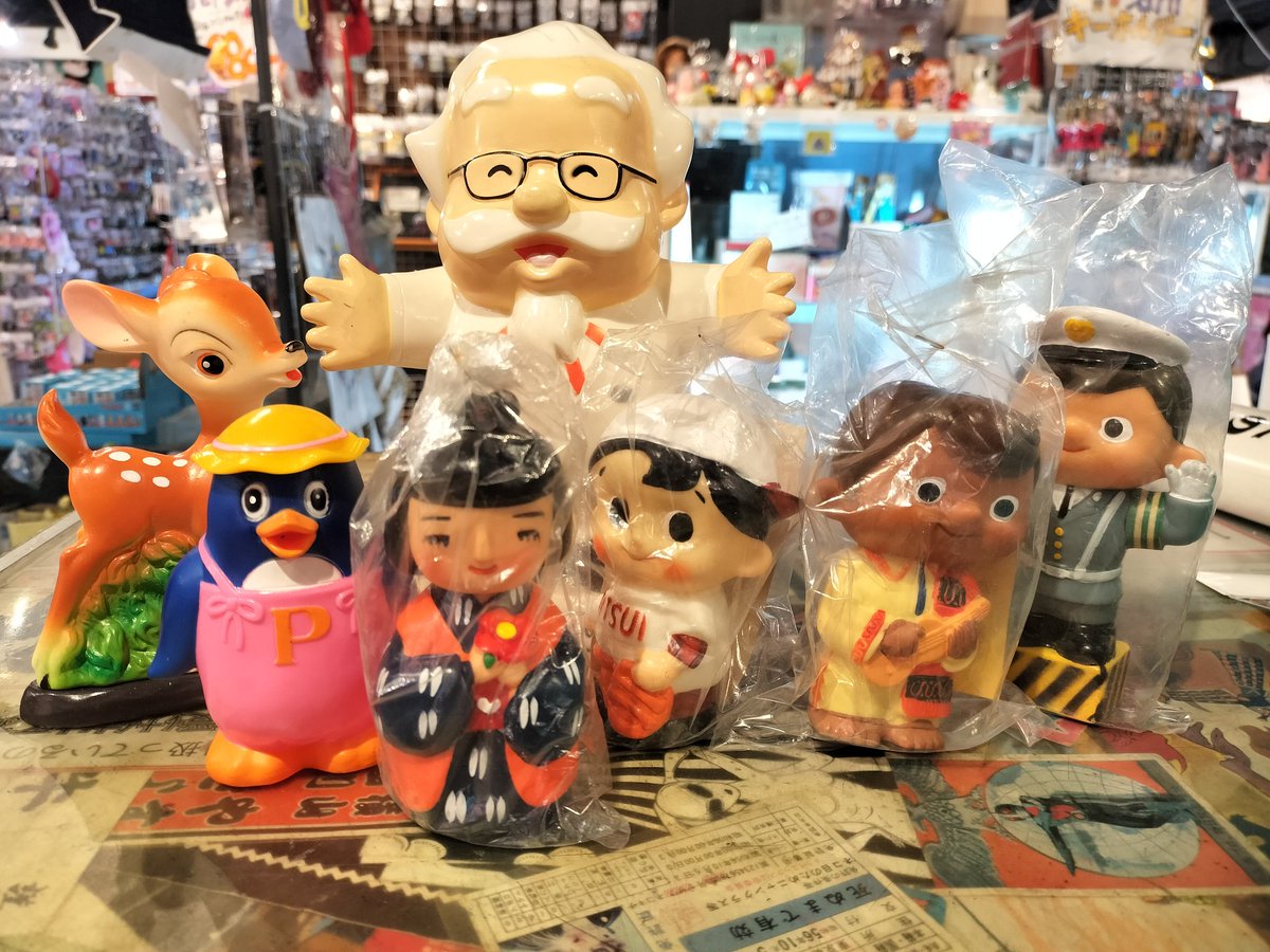 銀行のノベルティのソフビ貯金箱などを多数お持ちいただきました