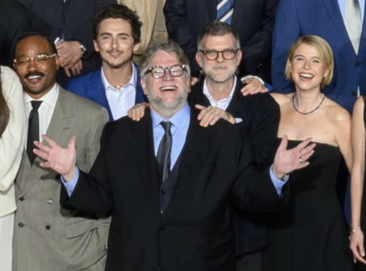 JarettSays's tweet image. The best part of the #Oscar Nominee 2026 Class Photo