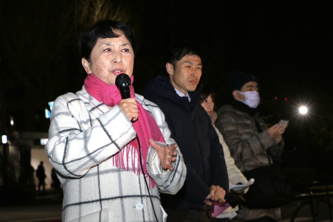 mizuhofukushima's tweet photo. 昨日官邸前で高市改憲に反対する集会が行われました。寒い中たくさんの人が来てくださり、それぞれアピールをしました。声を上げていこう！ https://t.co/JdYx0QzWH8
