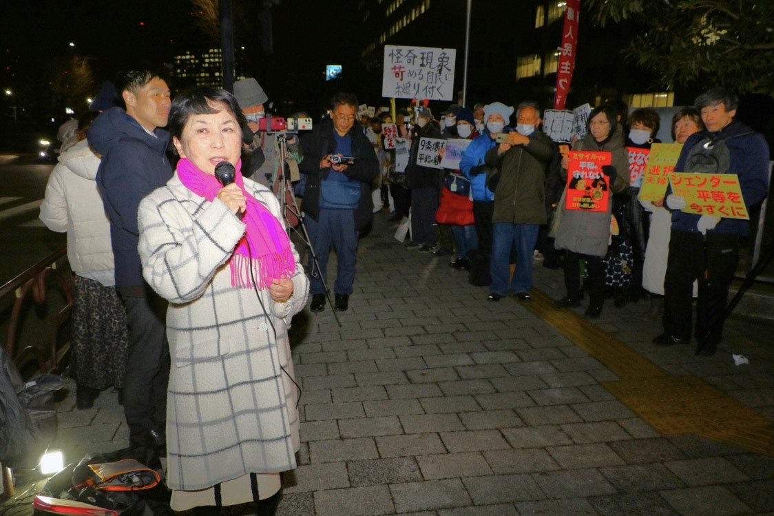 mizuhofukushima's tweet photo. 昨日官邸前で高市改憲に反対する集会が行われました。寒い中たくさんの人が来てくださり、それぞれアピールをしました。声を上げていこう！ https://t.co/JdYx0QzWH8