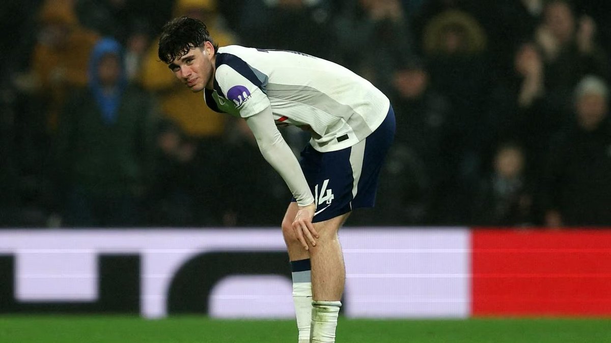 PrideOfNorthLDN's tweet image. With the chaos around him, this boy never lets himself down, and I hope he can become a Spurs captain one day! Archie Gray is showing incredible promise. 🌟

#ArchieGray #COYS #Spurs #FutureCaptain #footballtalent