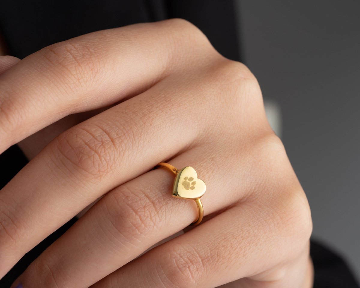 alluniqueness's tweet image. Get your sparkle on! This petite 14k gold-plated #SterlingSilverJewellery is the perfect #PersonalizedEngravedRing. A touch of luxe without the weight, it's a truly stunning #DaintyGoldRing. You'll adore it! alluniqueness.com/14k-gold-plate…