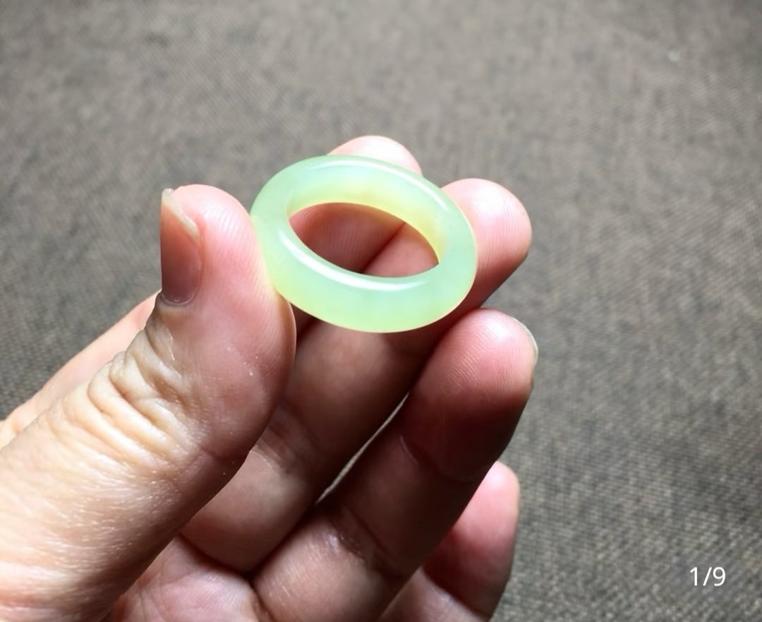 화전옥 백옥 딱 한개만 하려다가
너무 눈에 꽂히는 걸 차즘🎃
실물은 더 노랗대서(난 이대로가 좋은데...) 자연광 사진 요청해놓음.