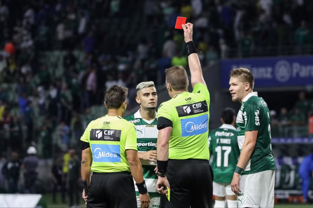 “No ano passado, contra o Vitória, o Andreas tomou um amarelo, e depois foi expulso, porque um adversário simulou uma falta. Não me lembro de terem colocado em xeque a honestidade deste atleta ou que tenha havido uma campanha para que ele fosse denunciado. Toda vez que ganhamos