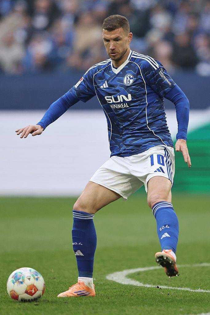 It's time people start talking about Edin Dzeko again. 

At 39 years old, he left Fiorentina to begin a new adventure, signing with Schalke.

Just over two weeks ago 15 days he was announced as a player for the German club.

In his first game he came on in the 67th minute and