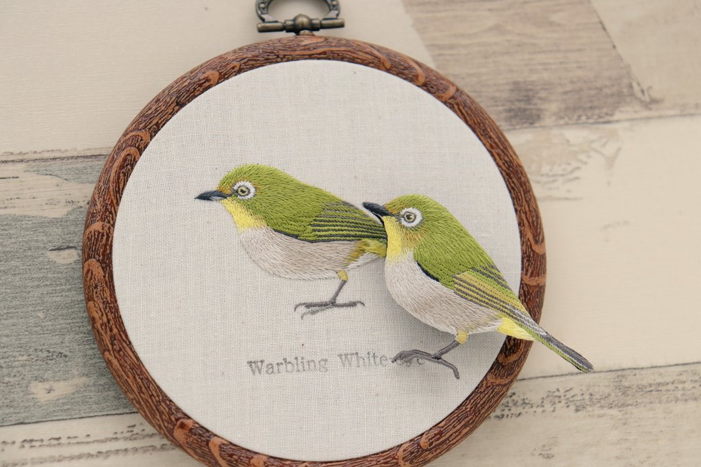 メジロの刺繍ブローチと刺繍図鑑'petit' おでかけでも、お家でもメジロ