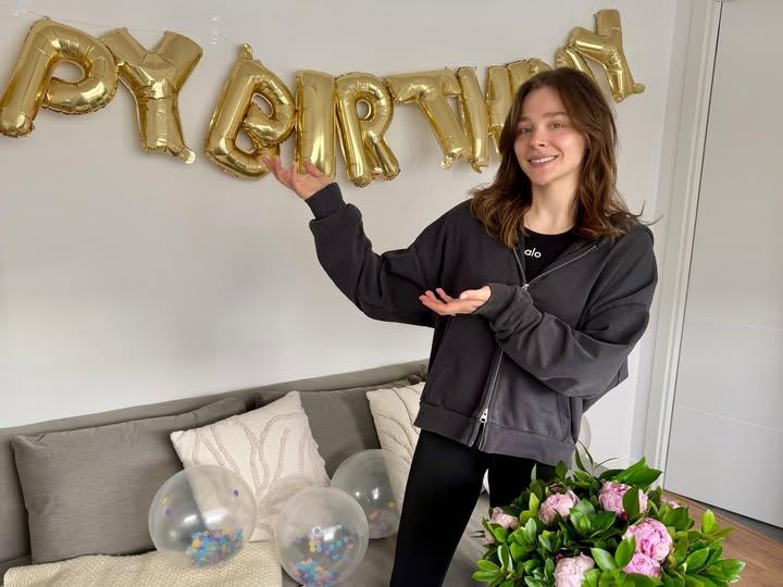 CarlosGG316's tweet photo. New photos of Chloë Grace Moretz celebrating her birthday with her wife Kate Harrison #HappyBirthdayChloë #KateHarrison #ChloëGraceMoretz @ChloeGMoretz https://t.co/vct74ZRFeY