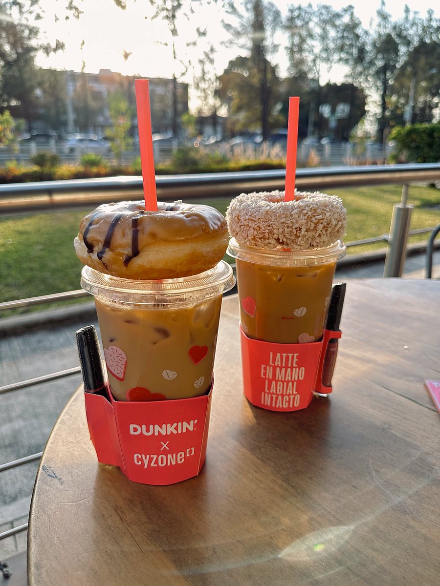 Compraron otra bebida que traía labial para que yo tuviera dos labiales diferentes 🥹